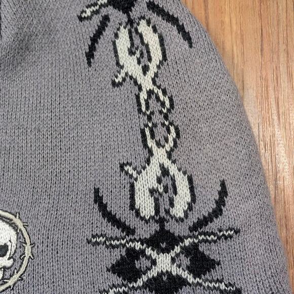 EMBROIDERED SKULL BEANIE WITH BARBED WIRE DETAILS - Picture 3 of 4